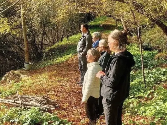 Petit groupe en pleine nature sur un chemin d'automne ensoleillé
