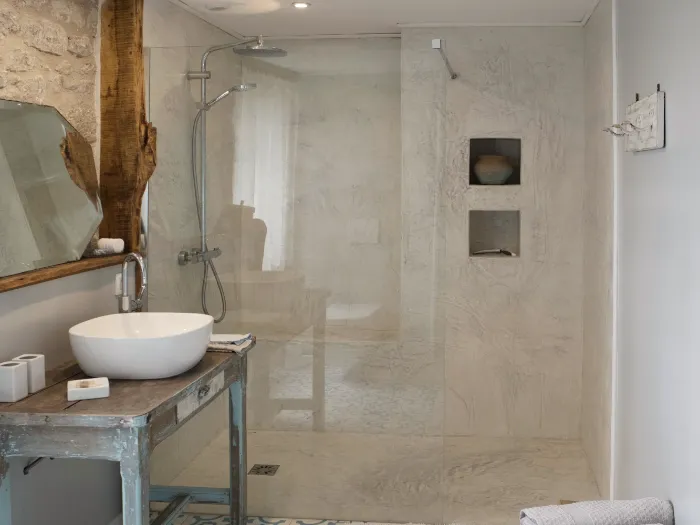 Salle de bains privative avec douche à l'italienne et carreaux de ciment